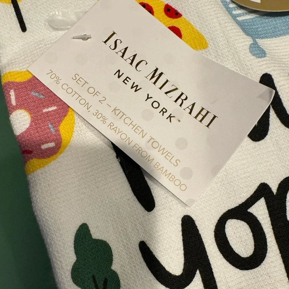 ISAAC MIZRAHI set of 2 NEW YORK kitchen towels- super cute and practical too! 🍎